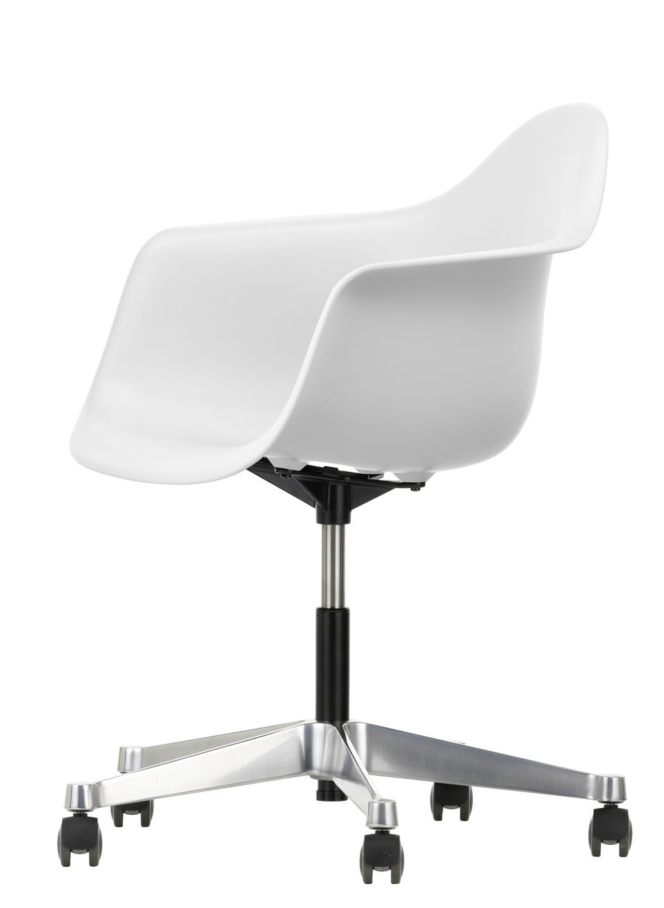 Weißer Eames Plastic Arm Chair PACC Stuhl von Vitra mit Rollen und silbernem Fußkreuz, seitliche Ansicht.