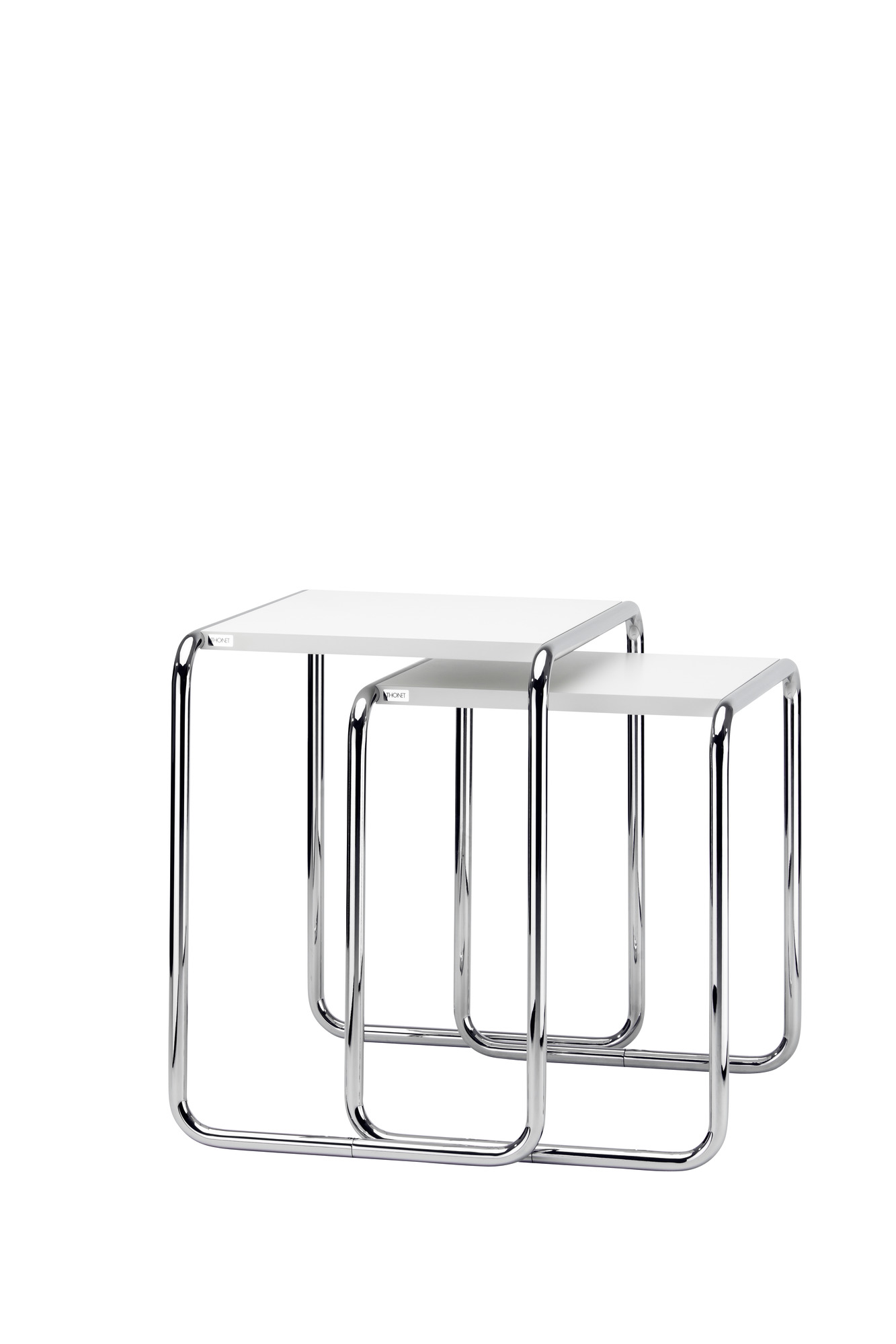 Set B 9 a+b Thonet Beistelltische: Zwei weiße Tische mit verchromtem Stahlrohrgestell, ineinander geschoben.