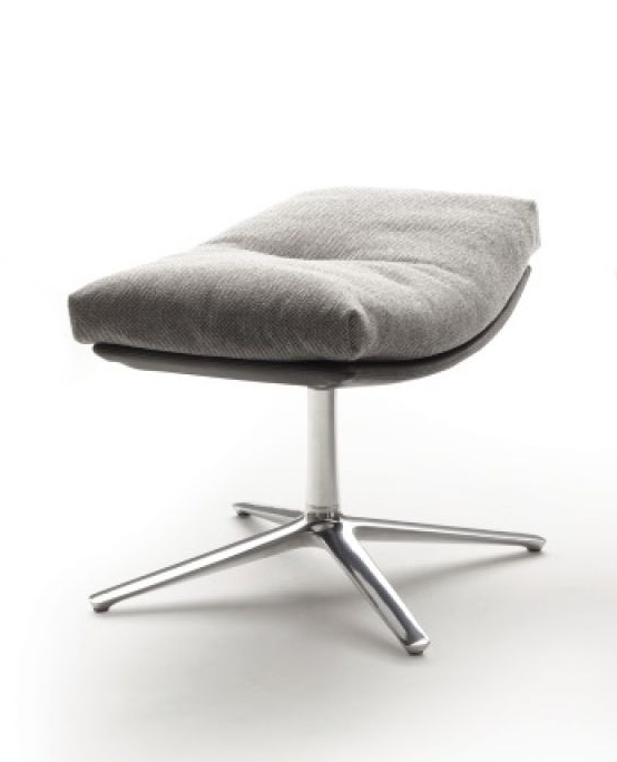 Cordia Lounge Hocker Cor mit grauem Stoffbezug und silberfarbenem Fußkreuz aus Aluminium. Moderner Fußhocker.