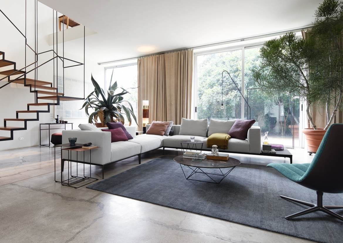 Moderner Wohnraum mit Walter Knoll Oki Beistelltisch, minimalistischem Design, schwarzem Metallgestell und Ablagefläche.