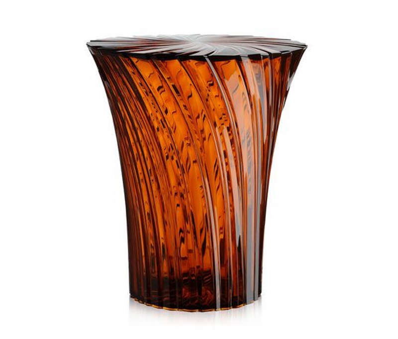 Sparkle Hocker von Kartell in Bernstein: Moderner Beistelltisch aus transparentem Kunststoff mit einzigartiger Faltoptik.