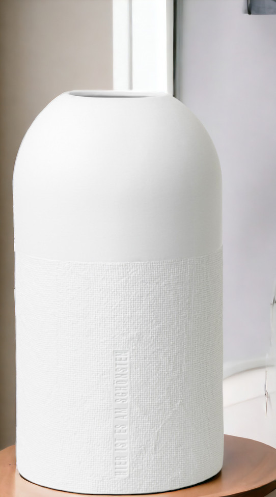 Formsprache Vase "Hier ist es am Schönsten" von Räder, weiße Deko Vase mit Textur.