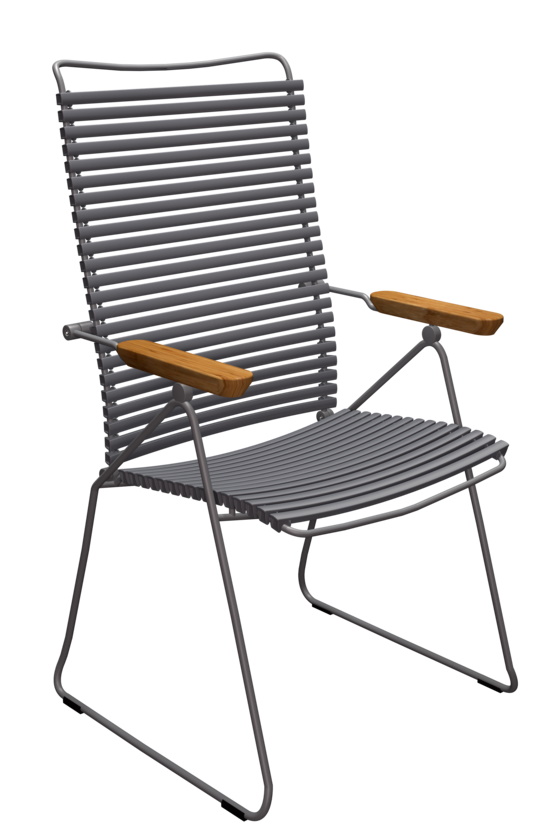 Houe Click Position Chair Gartensessel, graues Metallgestell mit Armlehnen aus Holz, für den Außenbereich.