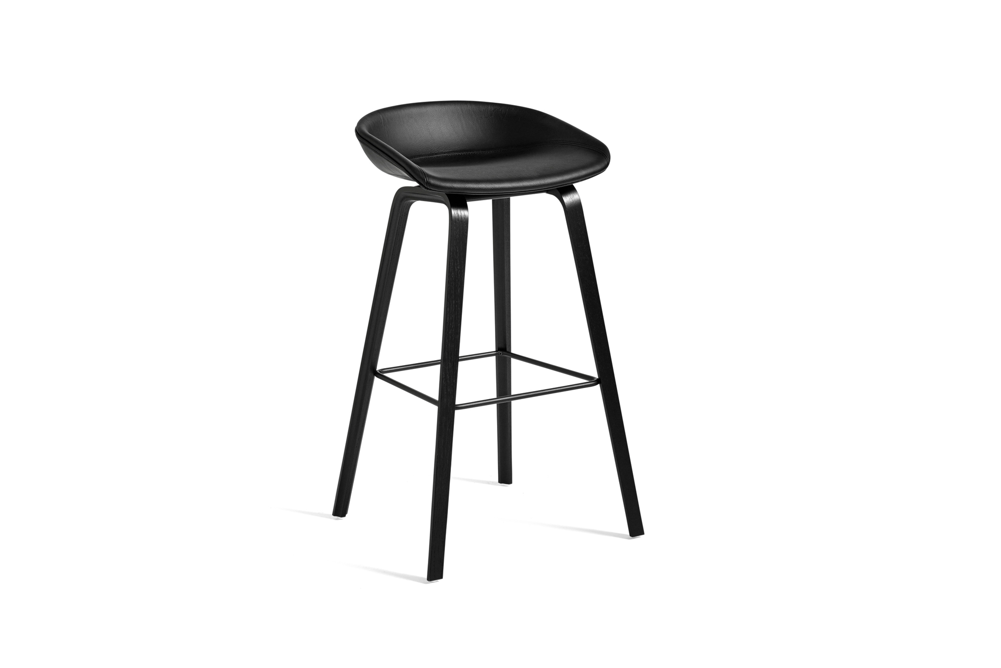 Schwarzer About a Stool AAS33 Barhocker von Hay mit Vollpolster und Holzbeinen.