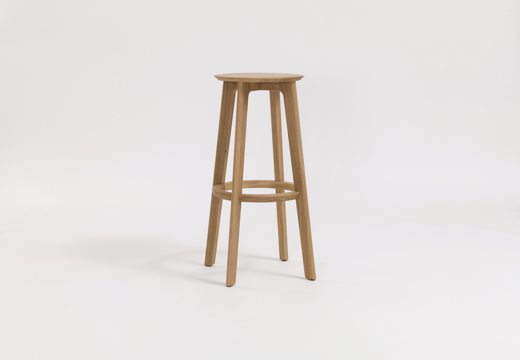 Holzfarbener Barhocker mit runder Sitzfläche und Fußstütze, Höhe 80 cm, für Küche oder Bar.