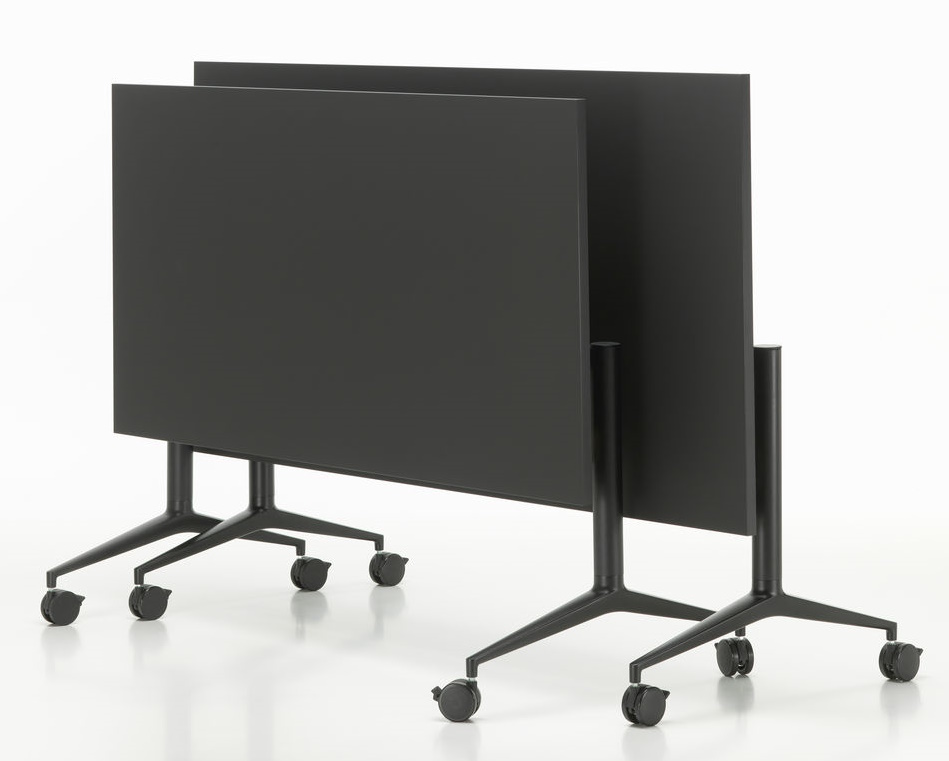 Zwei schwarze MedaMorph Klapptische von Vitra, ideal als flexibler Arbeitstisch für Büro und Konferenz.
