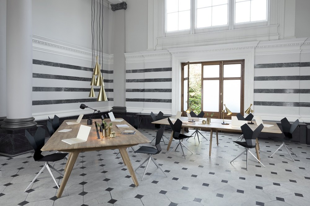 Goldene Beat Tall LED Pendelleuchte von Tom Dixon über einem modernen Konferenztisch.