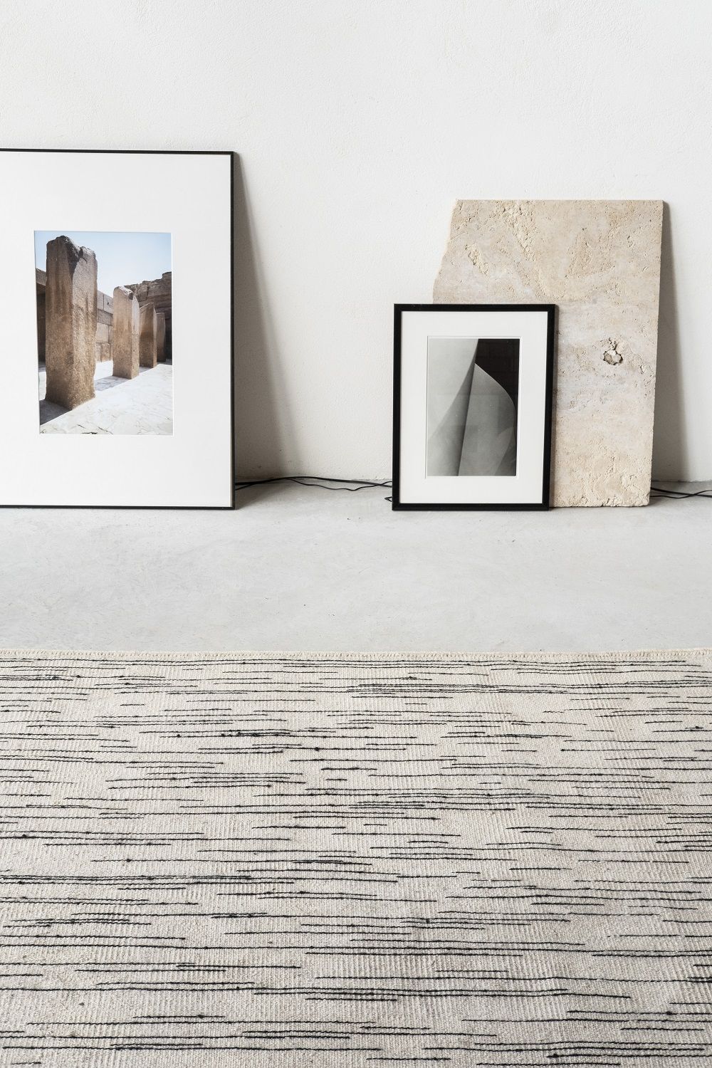 Nanimarquina Teppich: Doblecara Rug mit abstraktem Muster in Beige und Schwarz, modernes Design.