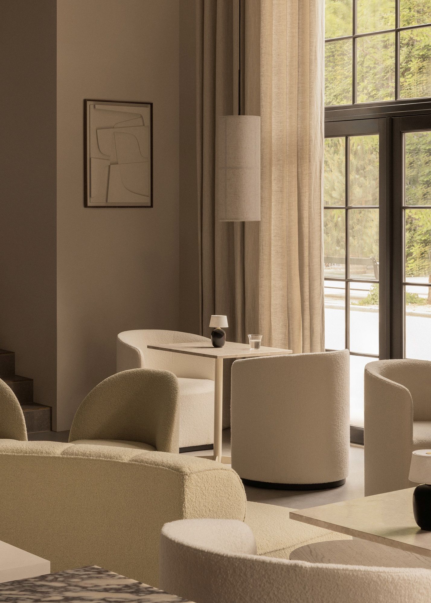 Beige Tearoom Club Sessel von Audo Copenhagen in einem stilvollen, hellen Wohnzimmer mit Tisch und Lampe.