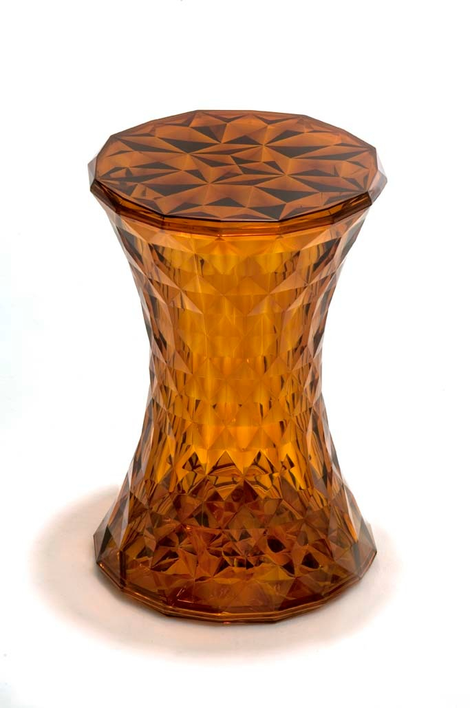 Nahaufnahme des roten Stone Hockers von Kartell mit geometrischem Design.