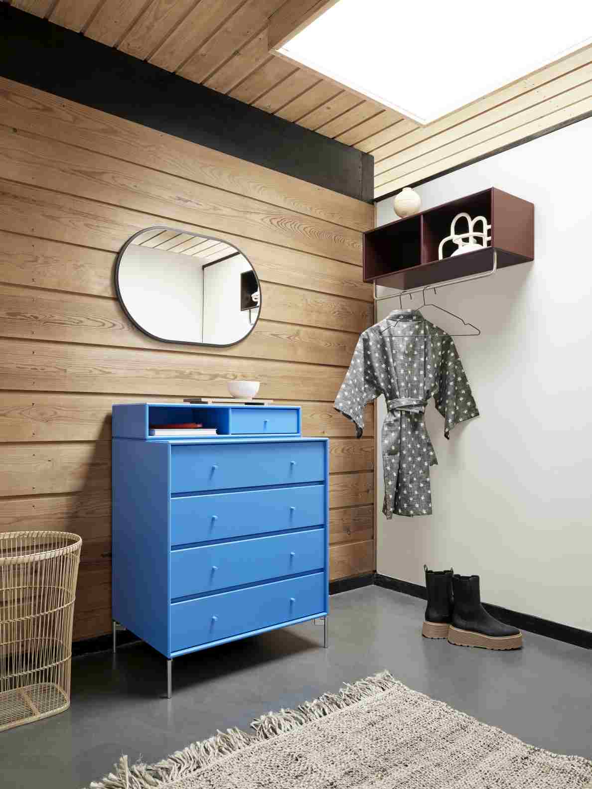 Ovaler Spiegel "Colour Frame" an Holzwand über blauer Kommode im Flur. Moderner Spiegel für stilvolles Wohnen.