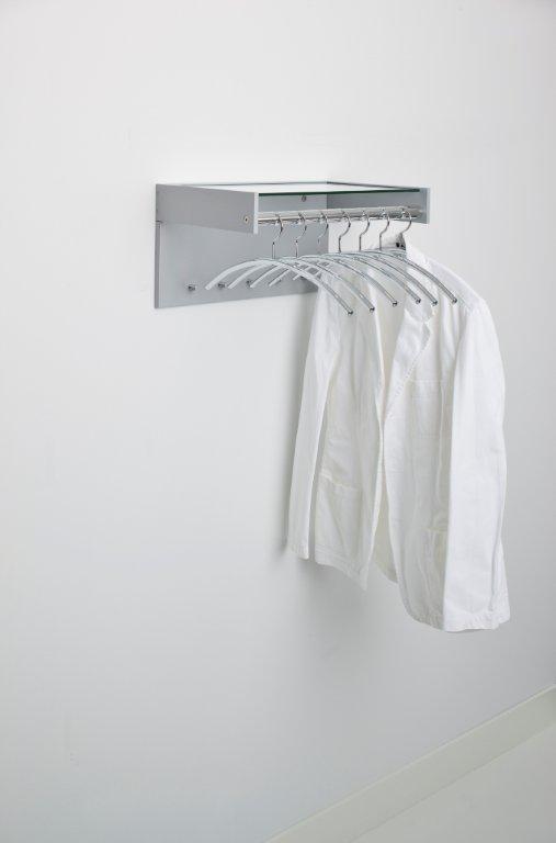 Hangon Wandgarderobe von Cascando mit Jacke an Chrom-Kleiderbügeln unter Ablage montiert an weißer Wand.