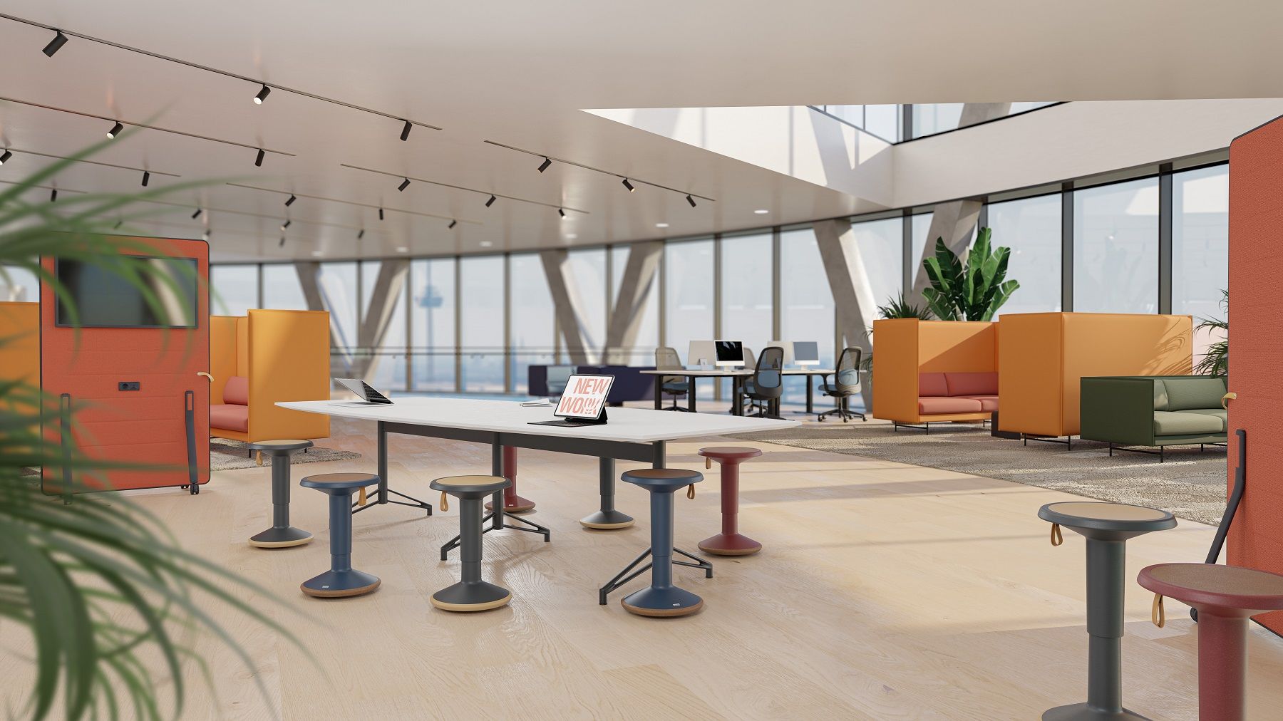 ECO UP Sitzhocker von Interstuhl in moderner Büroumgebung mit Stehtischen und Loungemöbeln für agiles Arbeiten.