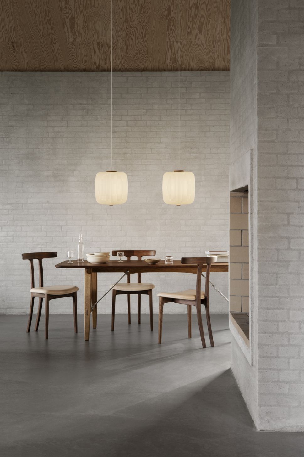 Zwei EK61 Opal Pendelleuchten von Carl Hansen & Søn über einem Esstisch.