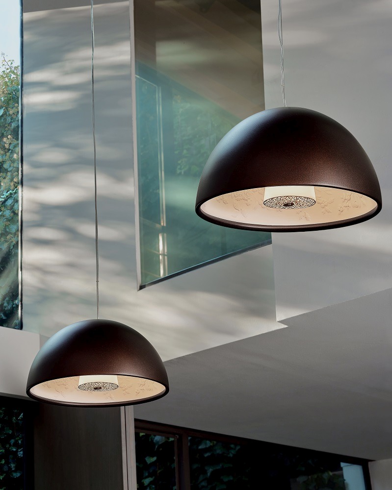 Zwei braune Skygarden Pendelleuchten von Flos mit floralem Dekor im Innenraum. Hängelampe für Wohnzimmer.