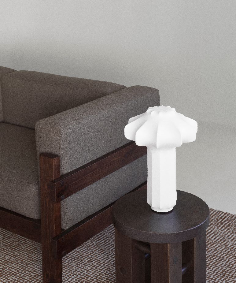 Nahaufnahme der weißen Phantom Tischleuchte von Normann Copenhagen auf einem dunklen Beistelltisch.