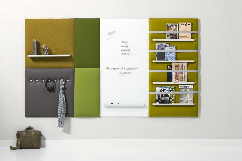 Cascando Pillow Wall Paneele: Büro Wandgestaltung mit Pinnwand, Whiteboard, Regalen und Garderobenhaken.