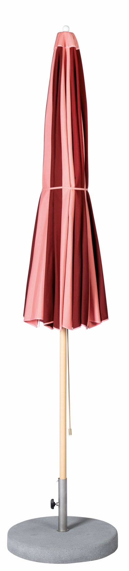 Weishäupl Pagodenschirm Sonnenschirm, gestreift in Rosa und Weinrot, mit Holzstiel und grauem Betonsockel.
