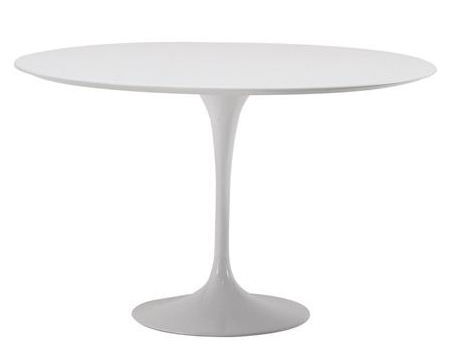 Weißer, runder OUTDOOR Saarinen Tisch von Knoll International mit zentralem Fuß. Designklassiker für Garten und Terrasse.