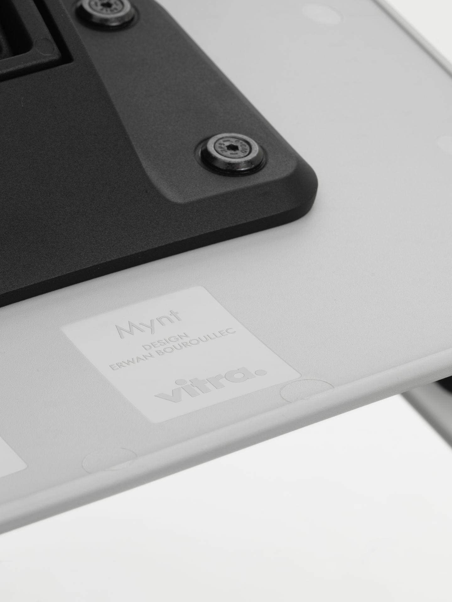 Detailaufnahme Mynt Bürostuhl von Vitra, Kunststoff Rückenlehne und Sitzfläche, ergonomisches Design.