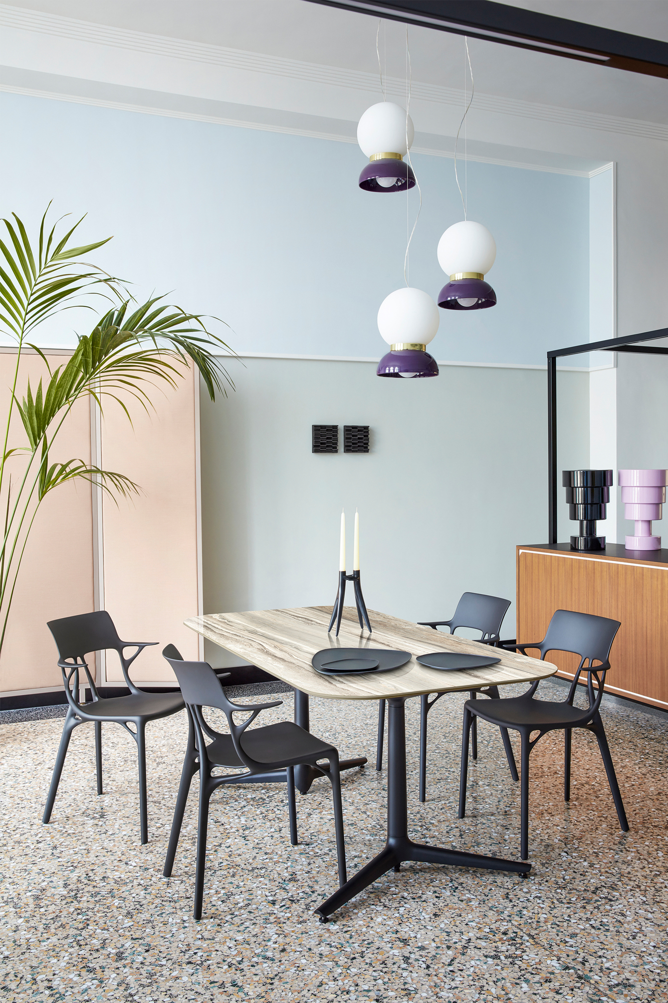 Esszimmer mit Tisch und vier schwarzen A.I. Stühlen von Kartell, modernes Design.