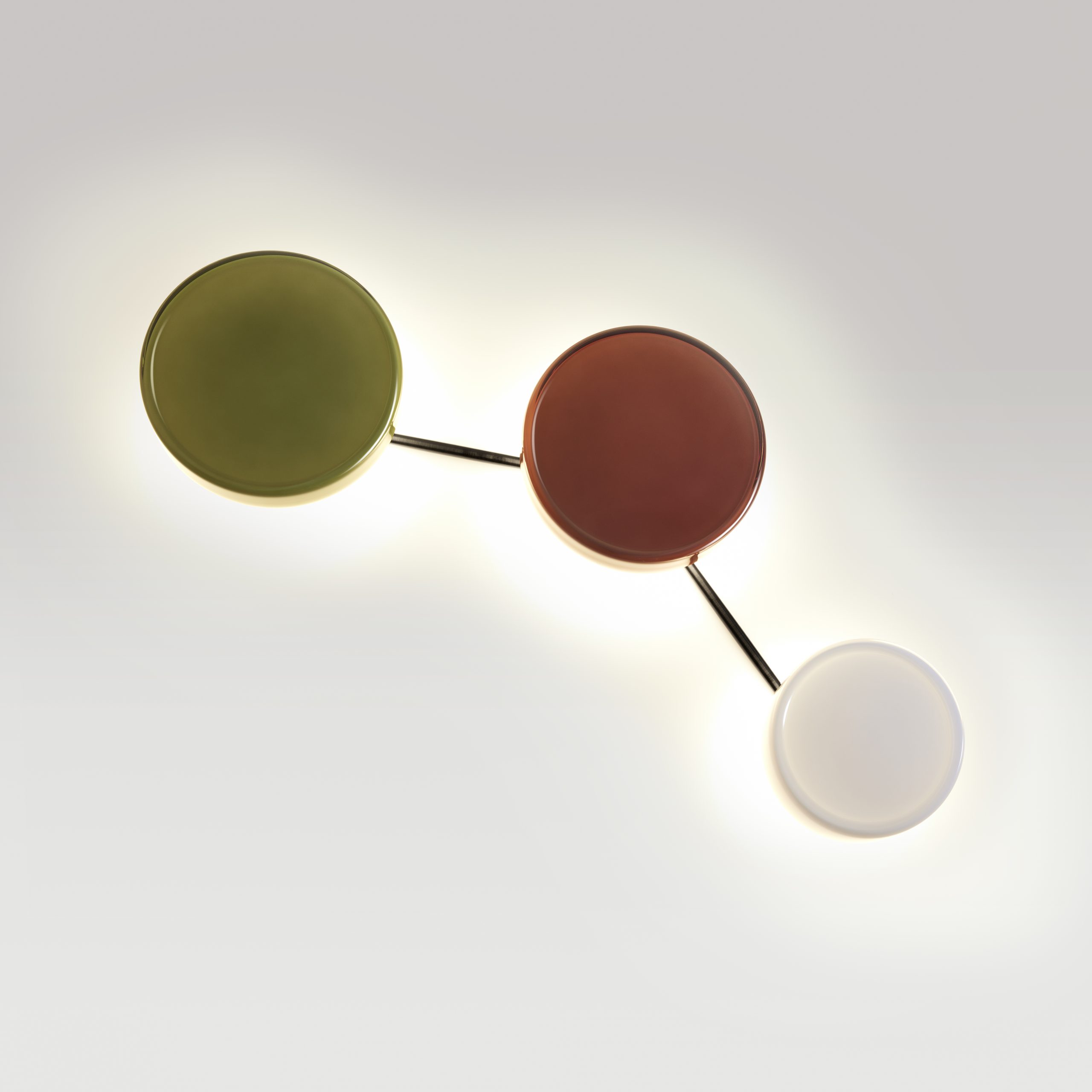 Caramel Wandleuchte von Marset: Moderne Wandlampe mit drei farbigen, runden Opalglas-Schirmen.