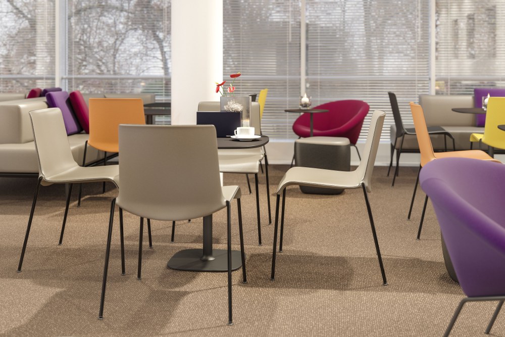 Walter Knoll Lox Table mit Stühlen in einem modernen Büro- oder Wartebereich mit großem Fenster.