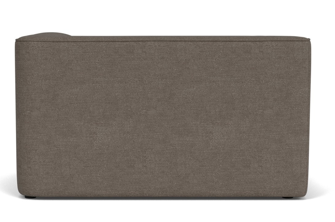 Detailaufnahme des Audo Copenhagen Eave Modular Sofas 86 Ecke in braunem Stoffbezug.