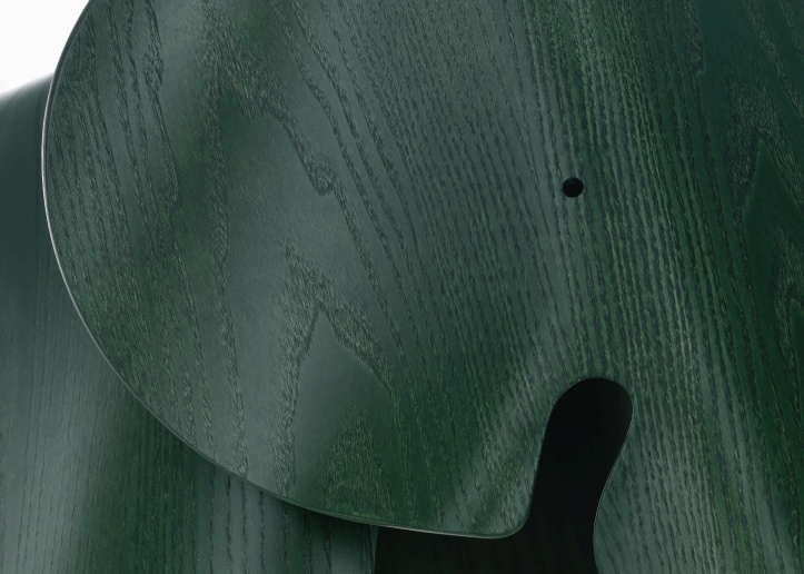 Detailaufnahme des dunkelgrünen Eames Elephant Hocker Limited Edition von Vitra, Holzstruktur und Elefantenohr erkennbar.
