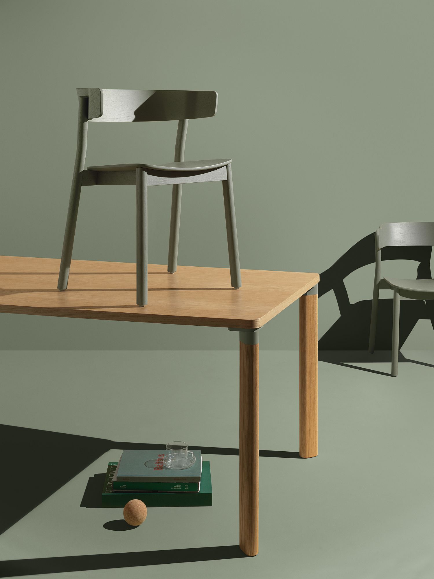 Enfold Tisch von Mizetto: Heller Holztisch mit Stuhl, Bücher und Deko im Studio.
