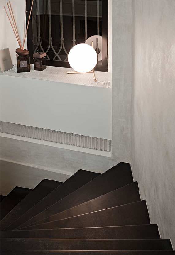 IC Lights T2 Tischleuchte von Flos: Moderne Tischlampe mit Kugel-Design und warmem Lichtschein.