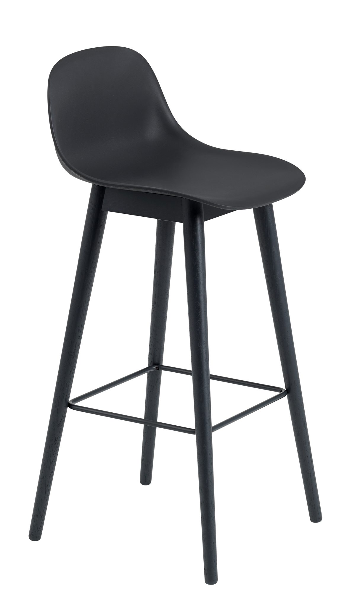 Schwarzer Fiber Counter Stool Barhocker von Muuto mit Rückenlehne und Holzbeinen, Höhe 75 cm.