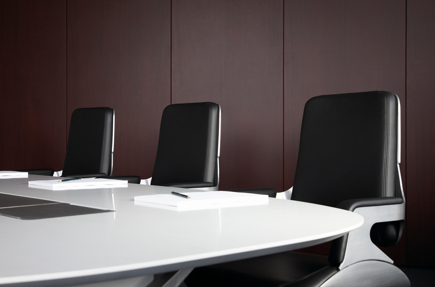 Detailaufnahme: Interstuhl 151S Konferenzsessel in Schwarz an einem Besprechungstisch, ideal für Konferenzen.