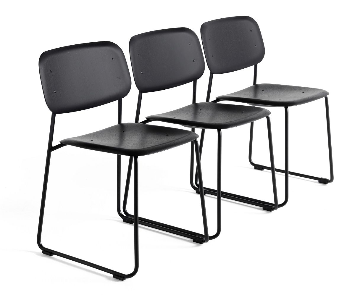 Drei schwarze Hay Soft Edge Stühle 50, minimalistische Sitzmöbel mit Stahlgestell und geformter Sitzfläche.