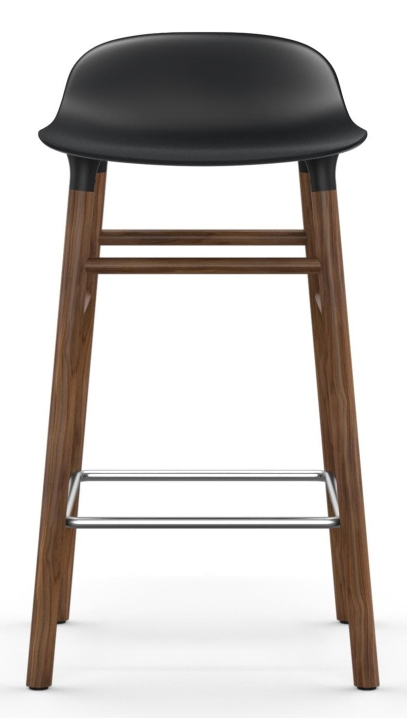 Normann Copenhagen Form Barhocker H 65 cm mit schwarzer Sitzfläche und Holzbeinen.