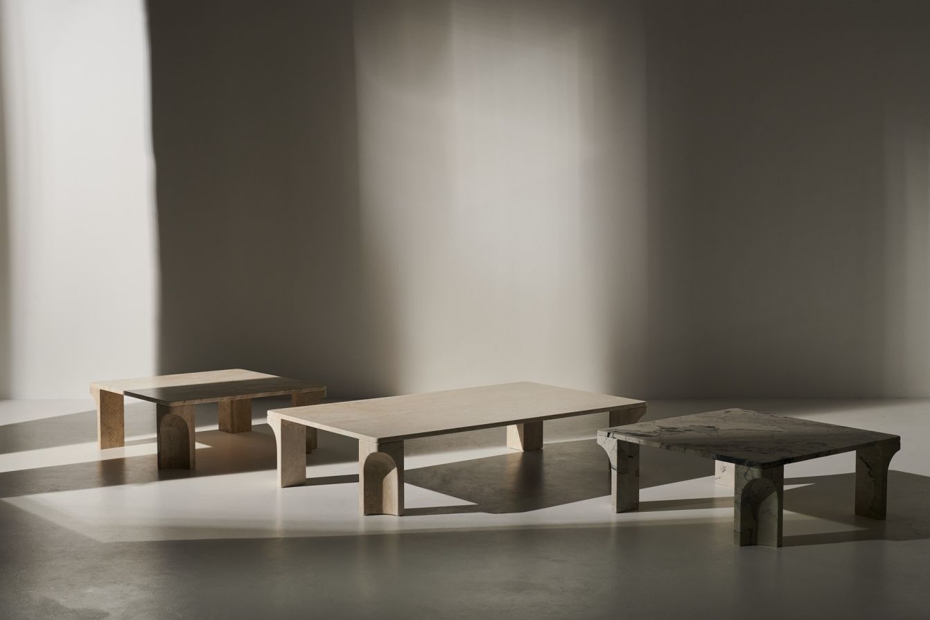 Drei Doric Couchtische von Gubi in verschiedenen Größen und Formen aus Travertin.