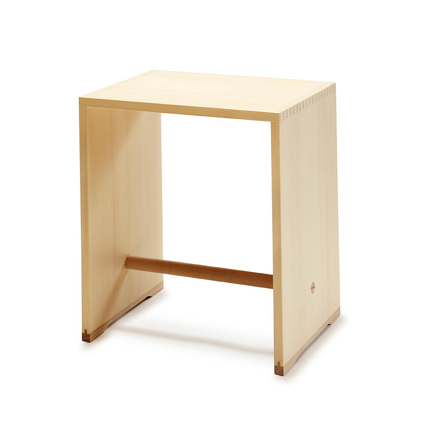 Ulmer Hocker aus hellem Holz, minimalistisches Design, vielseitig einsetzbar als Sitzmöbel, Beistelltisch oder Regal.