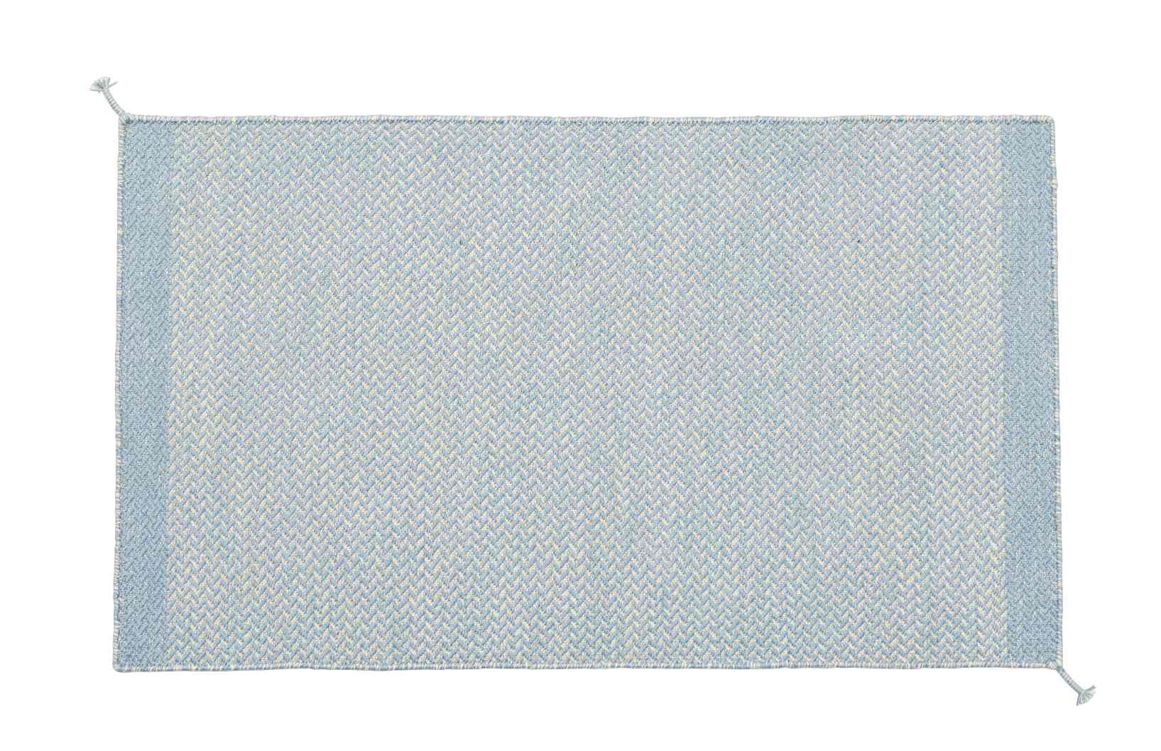 Muuto Ply Rug Teppich aus recyceltem Polyester für Innen- und Außenbereich, hellblau mit geometrischem Muster.