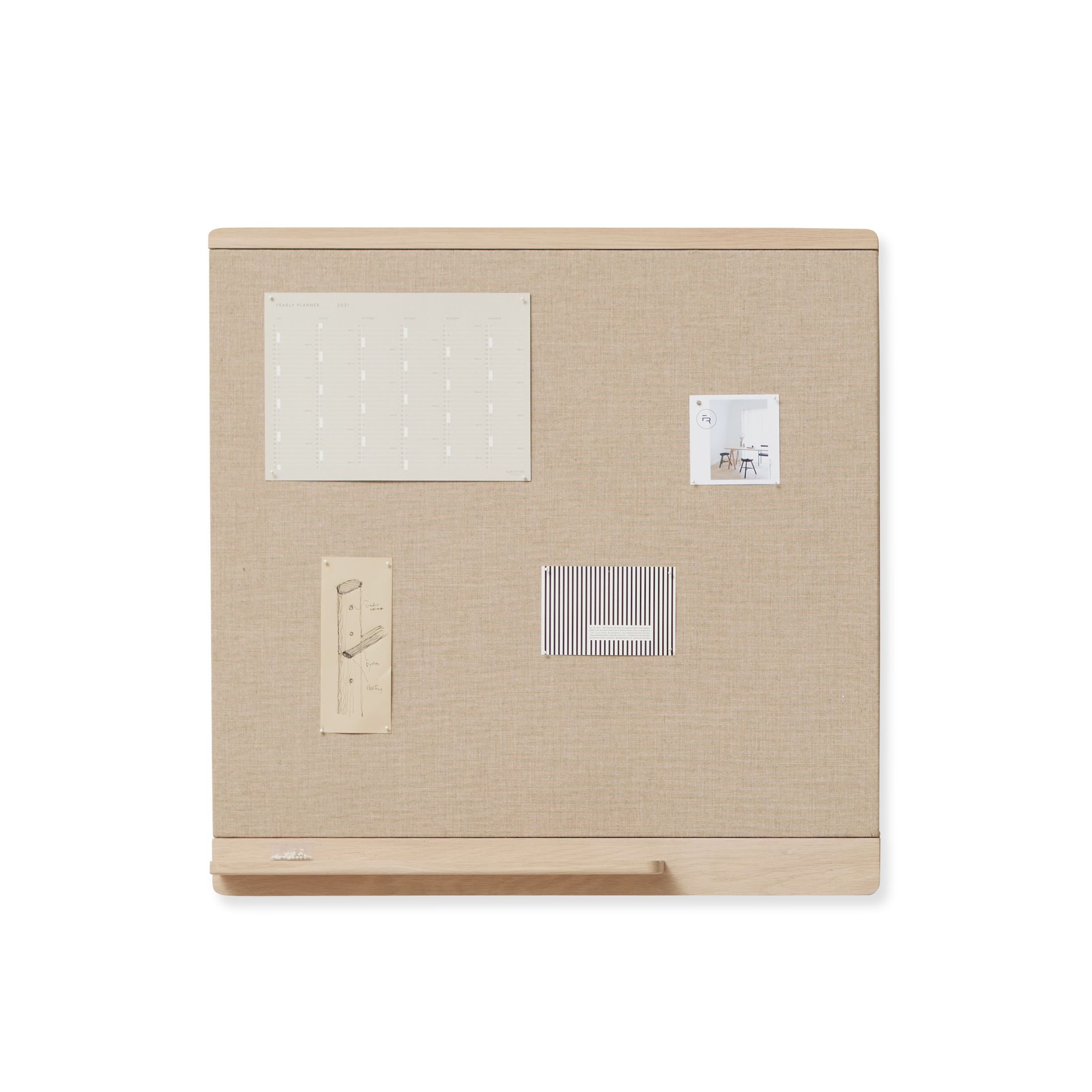 Rim Pinnwand von Form & Refine aus Eiche, weiß geölt, mit Notizen und Kalender.