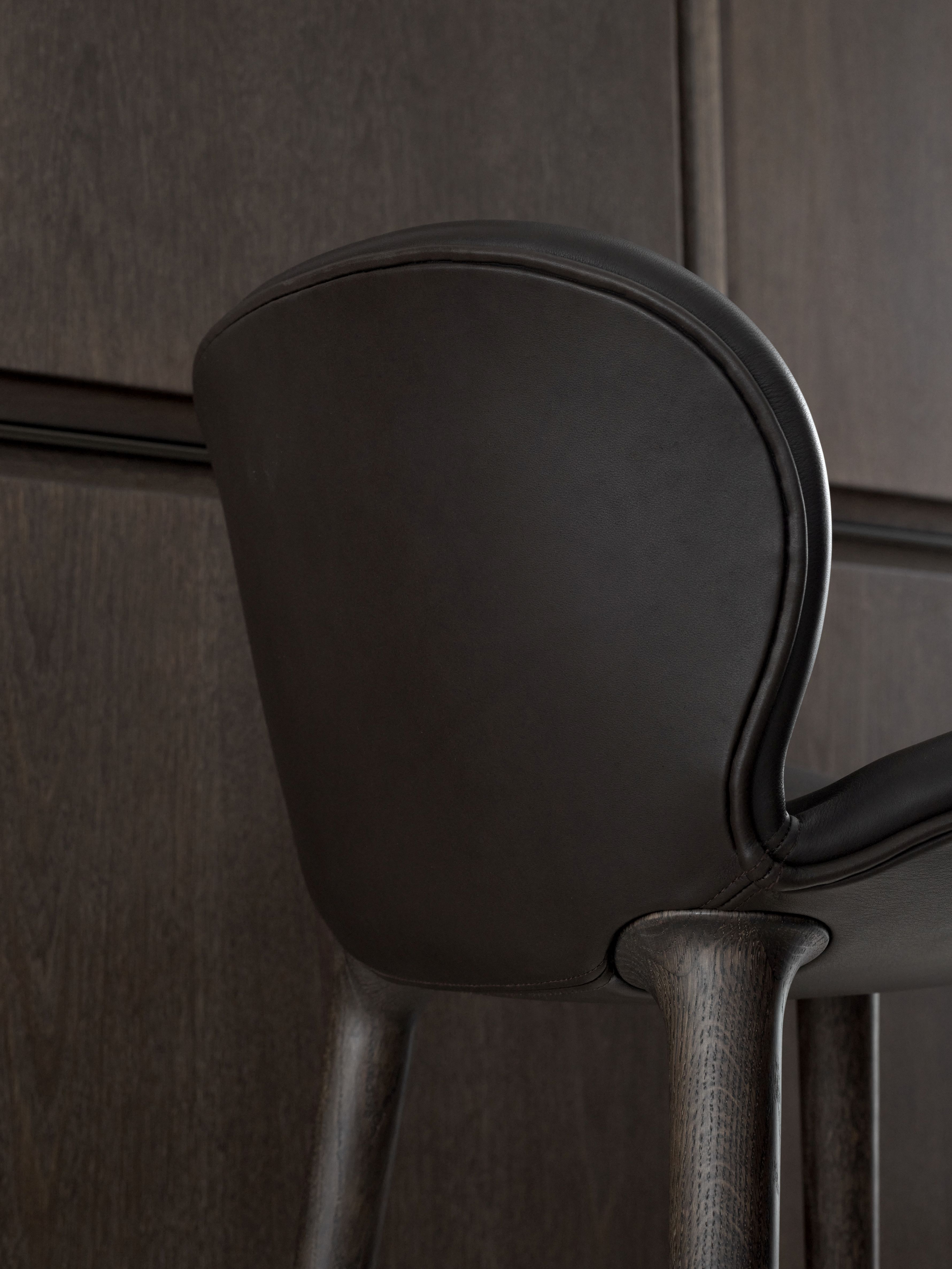 Detailaufnahme des Vipp Lodge Tresenhockers: Dunkelbraunes Leder auf dunklem Eichenholz, modernes Barhocker Design.
