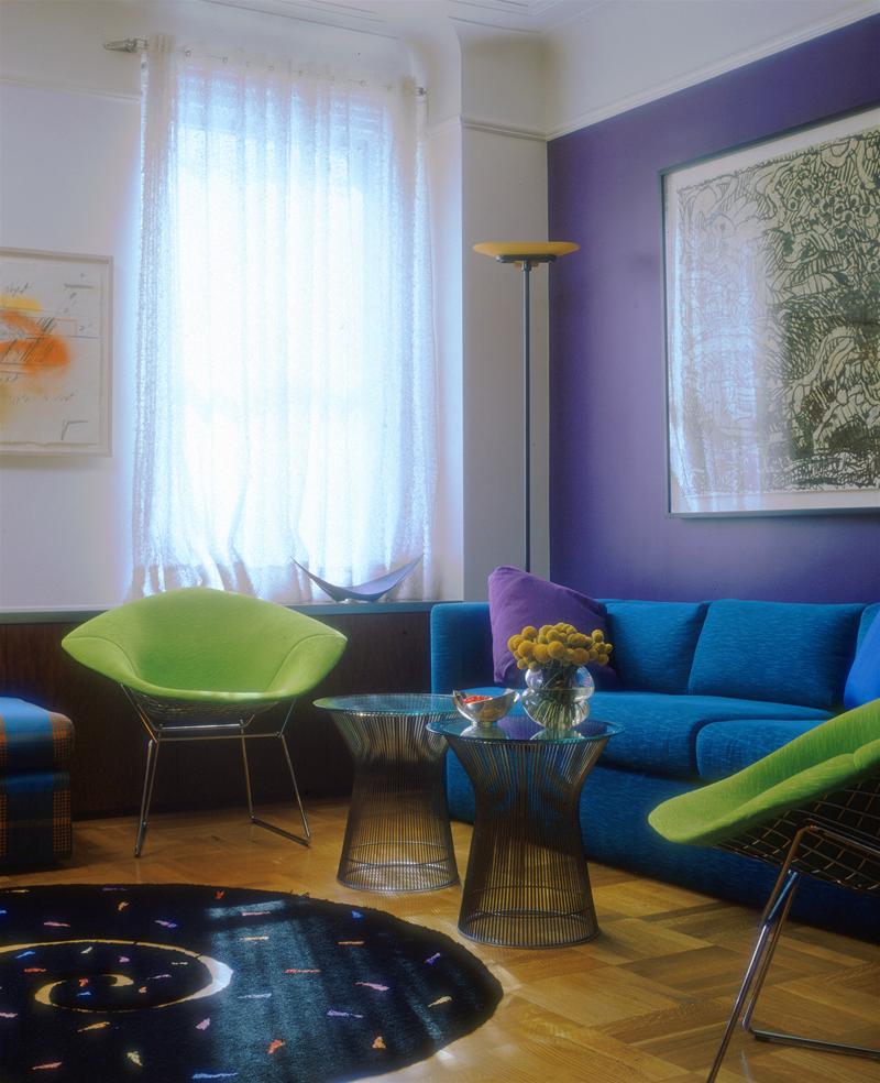 Wohnzimmer Interieur mit blauem Sofa, grünen Sessel und zwei Platner Beistelltischen von Knoll International.