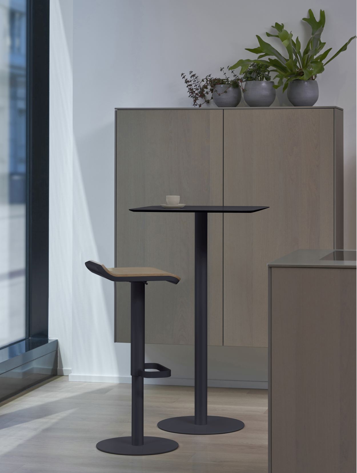 Anthrazitfarbener Moree Stehtisch mit Barhocker für Indoor-Bereiche. Moderner Stehtisch für Büro, Küche oder Esszimmer.