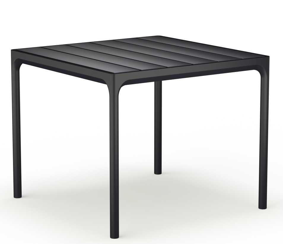 Schwarzer, quadratischer "Four Dining table" Outdoor Esstisch von Houe mit Lattenrost-Tischplatte und vier schlanken Beinen.