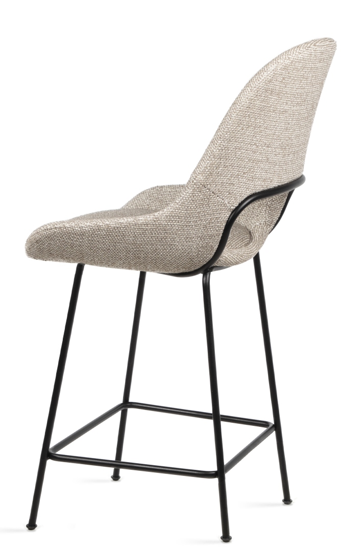 Theia Kitchen Armchair Barstool von Freifrau Manufaktur, niedriger Barhocker mit Armlehne und schwarzem Metallgestell.