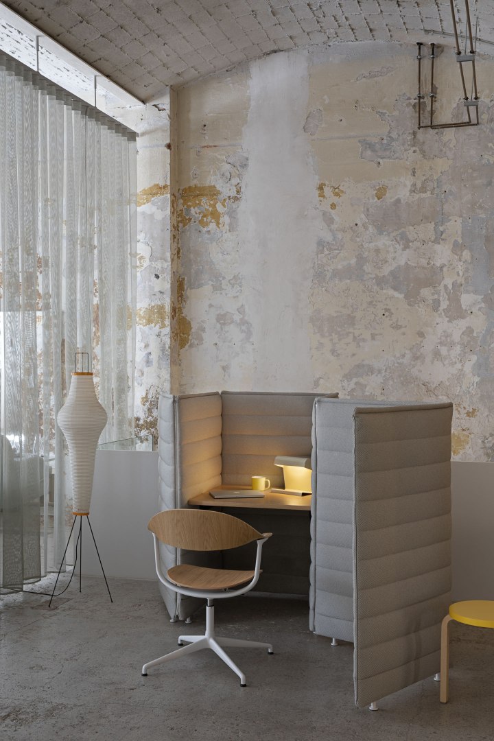Mynt Bürodrehstuhl von Vitra mit hellem Holz und weißem Gestell vor Akustik-Arbeitsplatz.