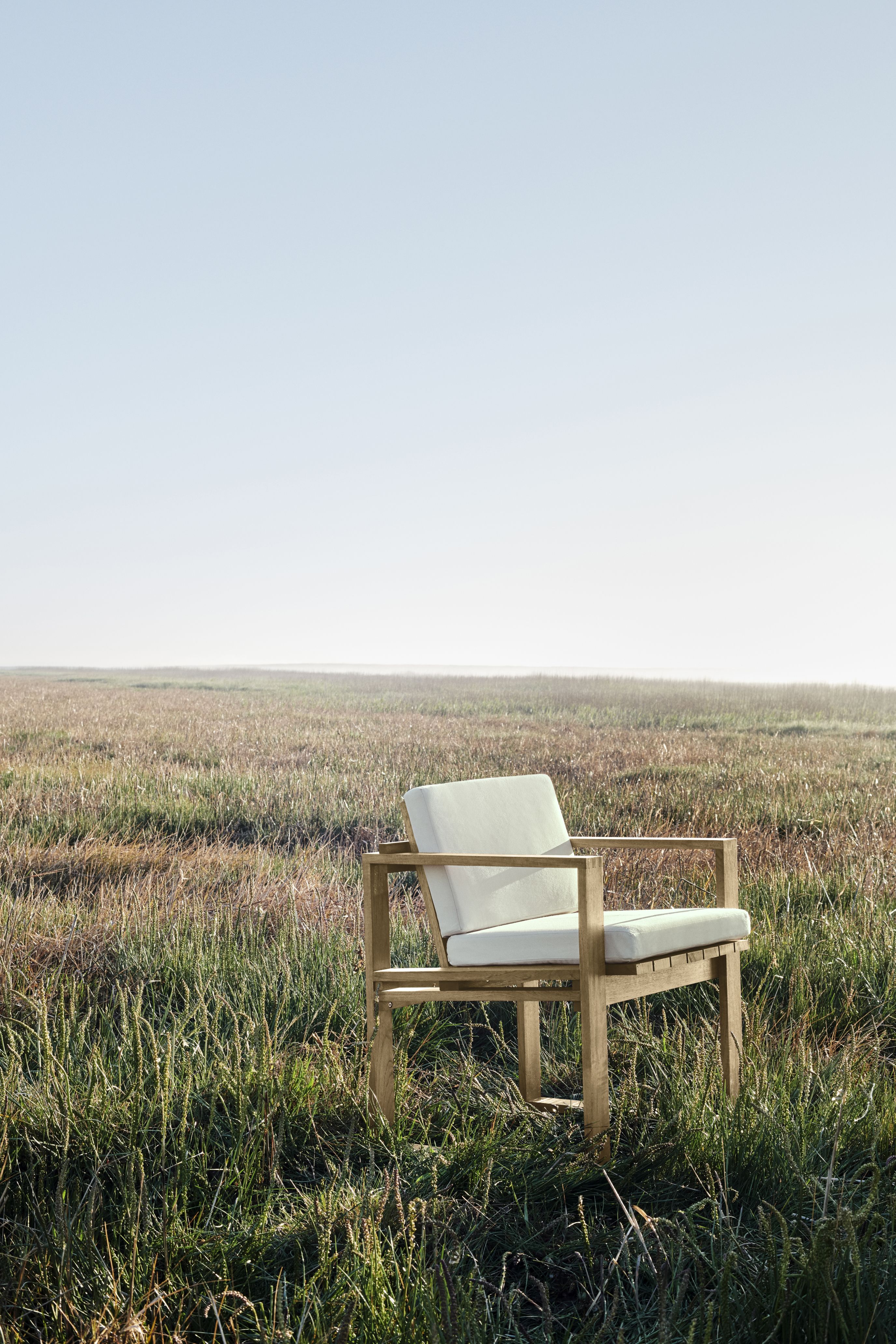 Bodil Kjaer Sessel für den Außenbereich von Carl Hansen & Søn im Gras.