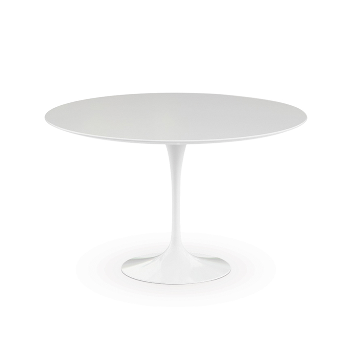 Weißer Saarinen Esstisch rund von Knoll International mit zentralem Fuß auf weißem Hintergrund.
