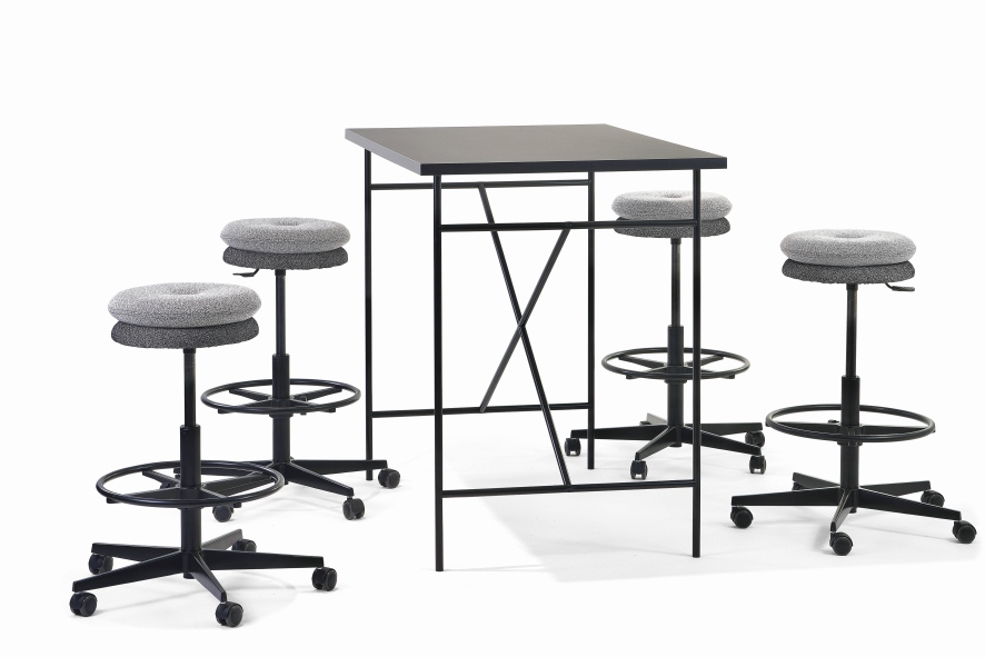 Mr. Round Drehhocker von Richard Lampert mit Tisch: Höhenverstellbare Barhocker mit Fußstütze und Rollen.
