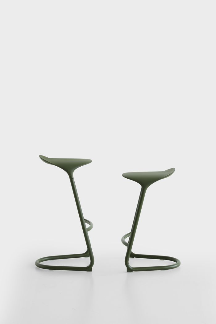 Zwei grüne Cross Freischwinger Hocker für den Innenbereich, moderne Barhocker mit Fußstütze.