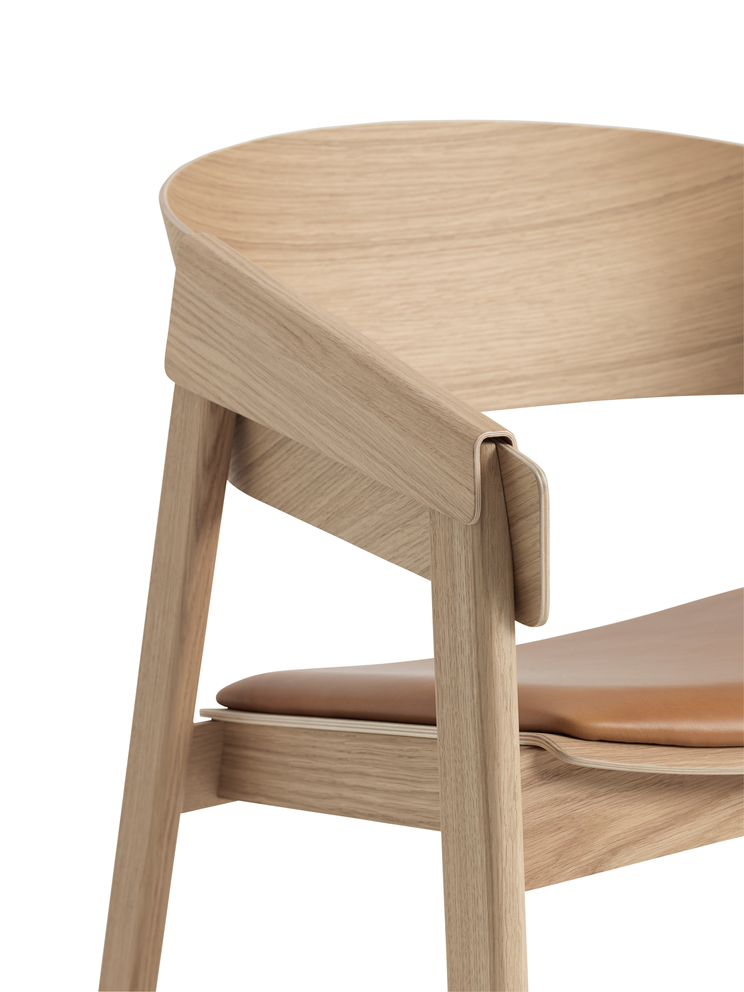 Detailaufnahme des Muuto Cover Lounge Chair Stuhls: Holzrahmen und braunes Lederkissen, modernes Möbeldesign.